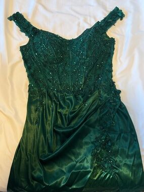 Elegant Emerald Green Embellished Evening Dress